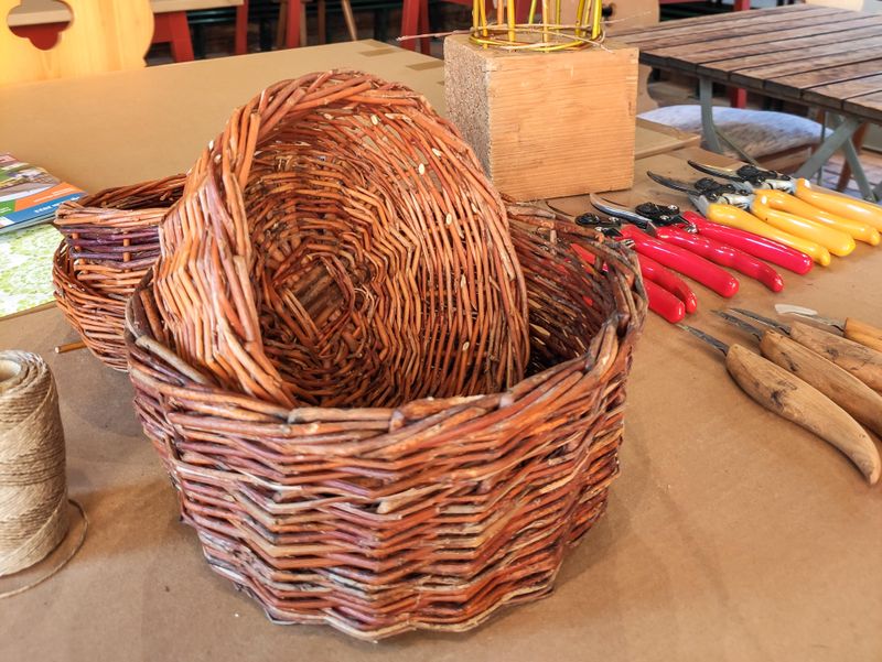 Aus Weide geflochen - beim Korbflechten im Museum entstehen eigene kleine Körbchen 